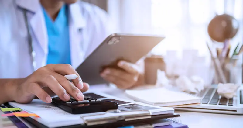 Médico com plantões em vários locais: como organizar impostos e comprovantes